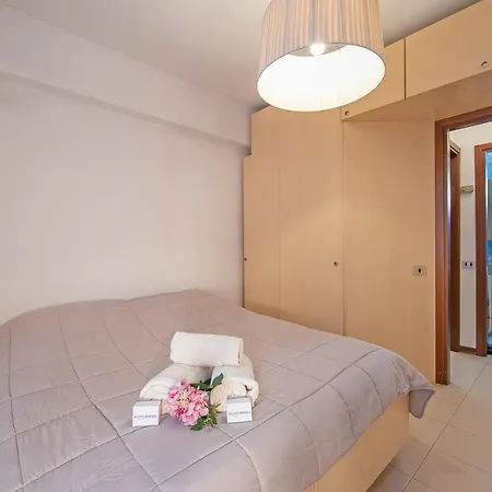 Apartment Sweet Escape Center - Happy